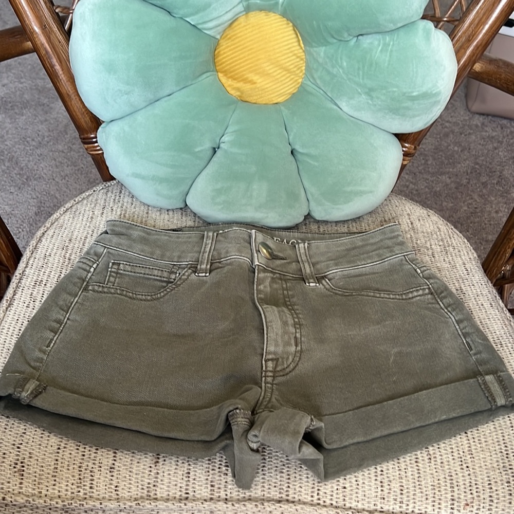 AEO ✨ Light Olive Green Super Super Stretch Hi-Rise Shortie Sz 2
